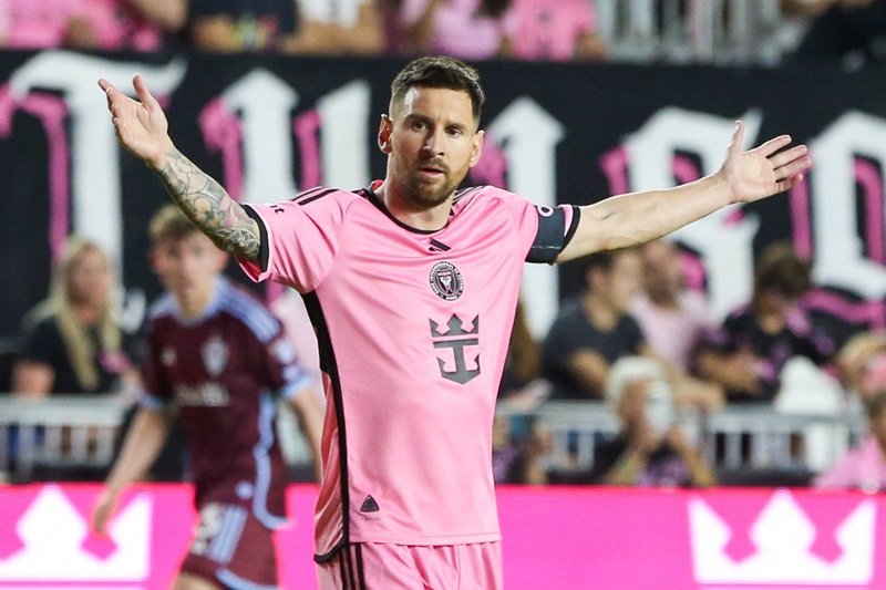 ميسي يُخطط للعودة إلى برشلونة بعد الاعتزال