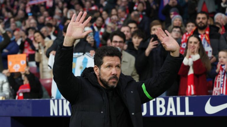 **أتلتيكو مدريد يتعثر أمام سيلتا فيغو ويفشل في اعتلاء صدارة الدوري الإسباني** في مباراة مثيرة جرت مساء السبت على ملعب "طيران الرياض ميتروبوليتانو"، تعادل أتلتيكو مدريد مع ضيفه سيلتا فيغو بنتيجة 1-1، ضمن منافسات الجولة 24 من الدوري الإسباني. شهدت المباراة أحداثًا دراماتيكية منذ بدايتها، حيث تعرض لاعب أتلتيكو مدريد، بابلو باريوس، للطرد المباشر في الدقيقة السابعة، مما أجبر الفريق على اللعب بعشرة لاعبين لبقية المباراة. استغل سيلتا فيغو النقص العددي في صفوف أتلتيكو، ونجح في الحصول على ركلة جزاء في الدقيقة 68، نفذها بنجاح القائد ياغو أسباس، مانحًا فريقه التقدم. ورغم النقص العددي، أظهر أتلتيكو مدريد روحًا قتالية، وتمكن من إدراك التعادل في الدقيقة 81 عبر المهاجم النرويجي ألكسندر سورلوث، بعد تمريرة حاسمة من خوسيه ماريا خيمينيز. بهذا التعادل، رفع أتلتيكو مدريد رصيده إلى 50 نقطة، ليبقى في المركز الثاني خلف ريال مدريد، بينما يحتل سيلتا فيغو المركز الثاني عشر برصيد 29 نقطة. يُذكر أن برشلونة، صاحب المركز الثالث برصيد 48 نقطة، لديه مباراة مؤجلة قد تمكنه من تقليص الفارق مع أتلتيكو مدريد في حال تحقيق الفوز