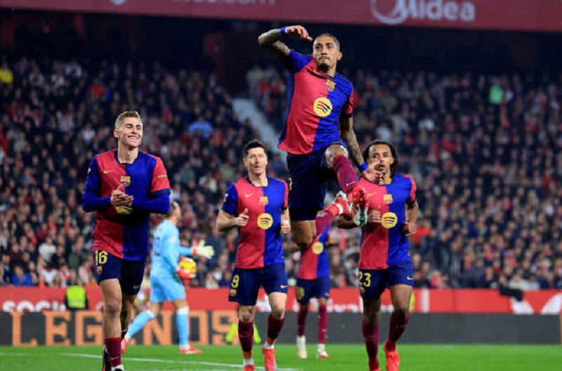 برشلونة يتحرك لتأمين مستقبل كوندي وسط إغراءات تشيلسي