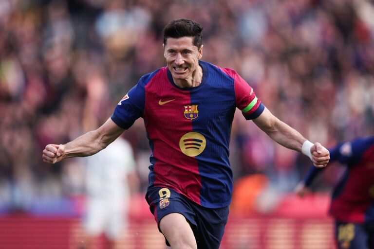 برشلونة يخطط لتمديد عقد ليفاندوفسكي لعامين إضافيين