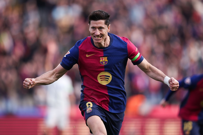 برشلونة يخطط لتمديد عقد ليفاندوفسكي لعامين إضافيين