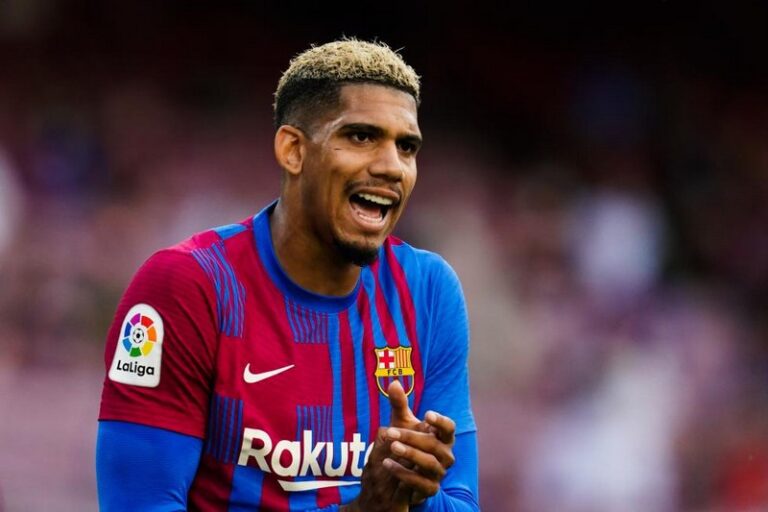 برشلونة يؤكد تمسك أراوخو بالبقاء