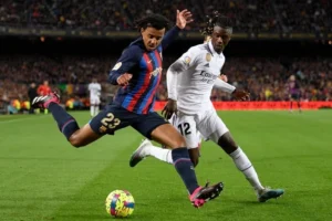 الكلاسيكو المرتقب: برشلونة يطمح لحسم الدوري وريال مدريد يسعى لإحياء الأمل
