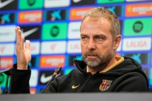 برشلونة يقترب من تمديد عقد فليك بعد موسم استثنائي