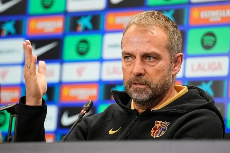 برشلونة يقترب من تمديد عقد فليك بعد موسم استثنائي