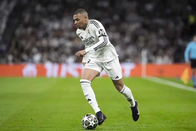 باريس سان جيرمان يتخذ خطوة قانونية ضد كيليان مبابي بعد انتقاله إلى ريال مدريد